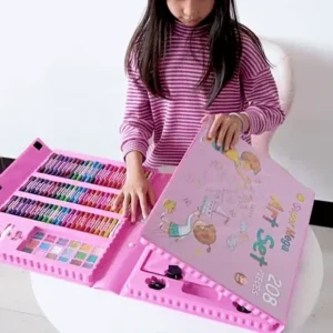 Niña explorando un set de arte de 208 piezas en una maleta rosa.