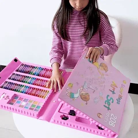 Niña explorando un set de arte de 208 piezas en una maleta rosa.