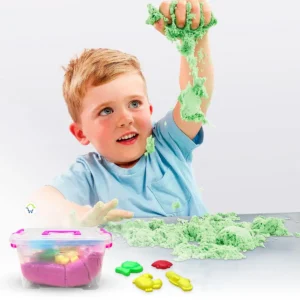 Niño jugando con arena cinética verde y moldes coloridos.