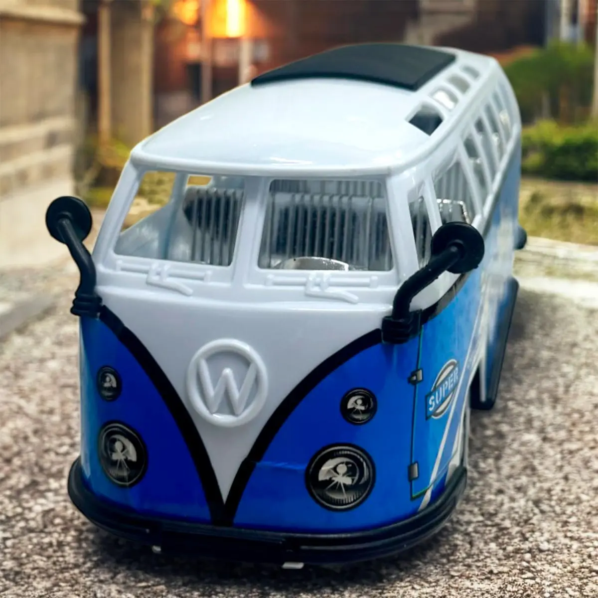 Autobús de juguete azul y blanco con diseño retro y deportivo.