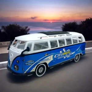 Autobús de juguete azul y blanco sobre fondo de atardecer.