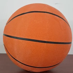 Balón de baloncesto naranja sobre una superficie lisa.