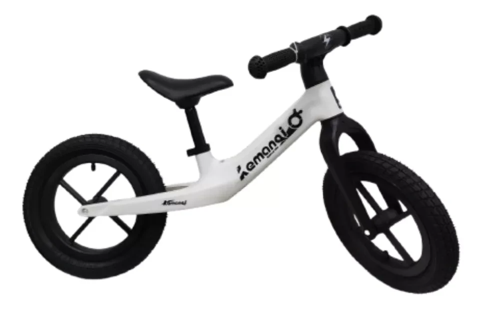 Bicicleta de impulso blanca y negra con neumáticos robustos.