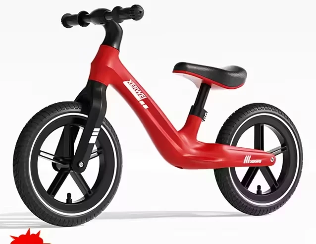 Bicicleta de impulso roja para niños con diseño moderno.
