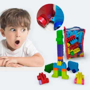 Niño sorprendido observa bloques de construcción coloridos.