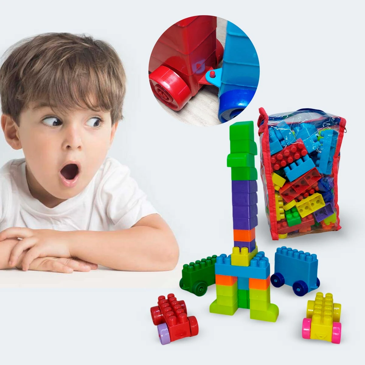 Niño sorprendido observa bloques de construcción coloridos.
