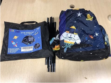 Carpa infantil azul con temática espacial y accesorios.
