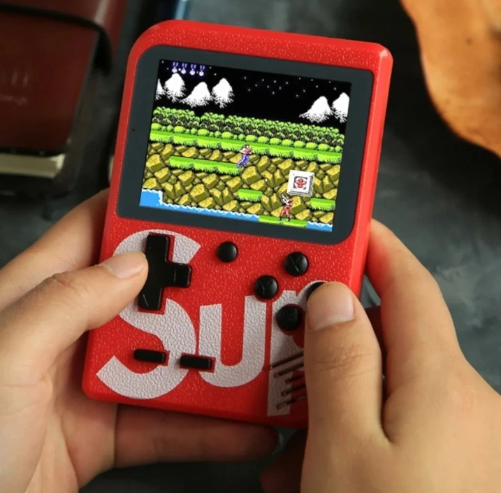 Consola portátil roja SUP con juego retro en pantalla.