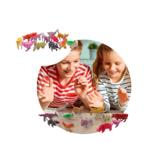 Niños jugando con figuras de animales de granja en miniatura.