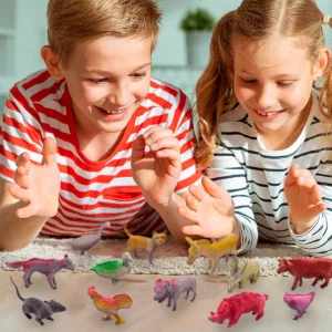 Niños jugando con figuras de animales de granja coloridas.