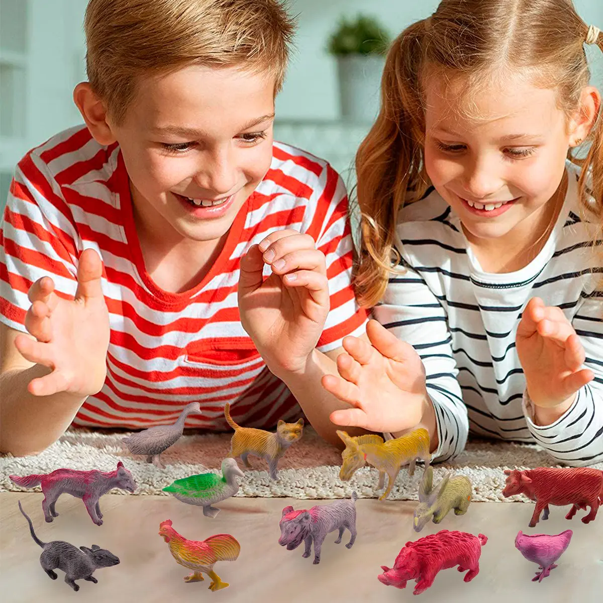 Niños jugando con figuras de animales de granja coloridas.