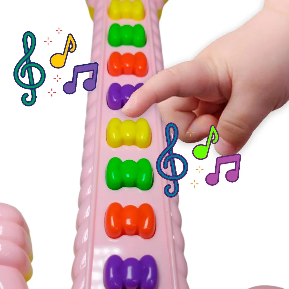 Mano infantil tocando botones de colores en una guitarra rosa de juguete.