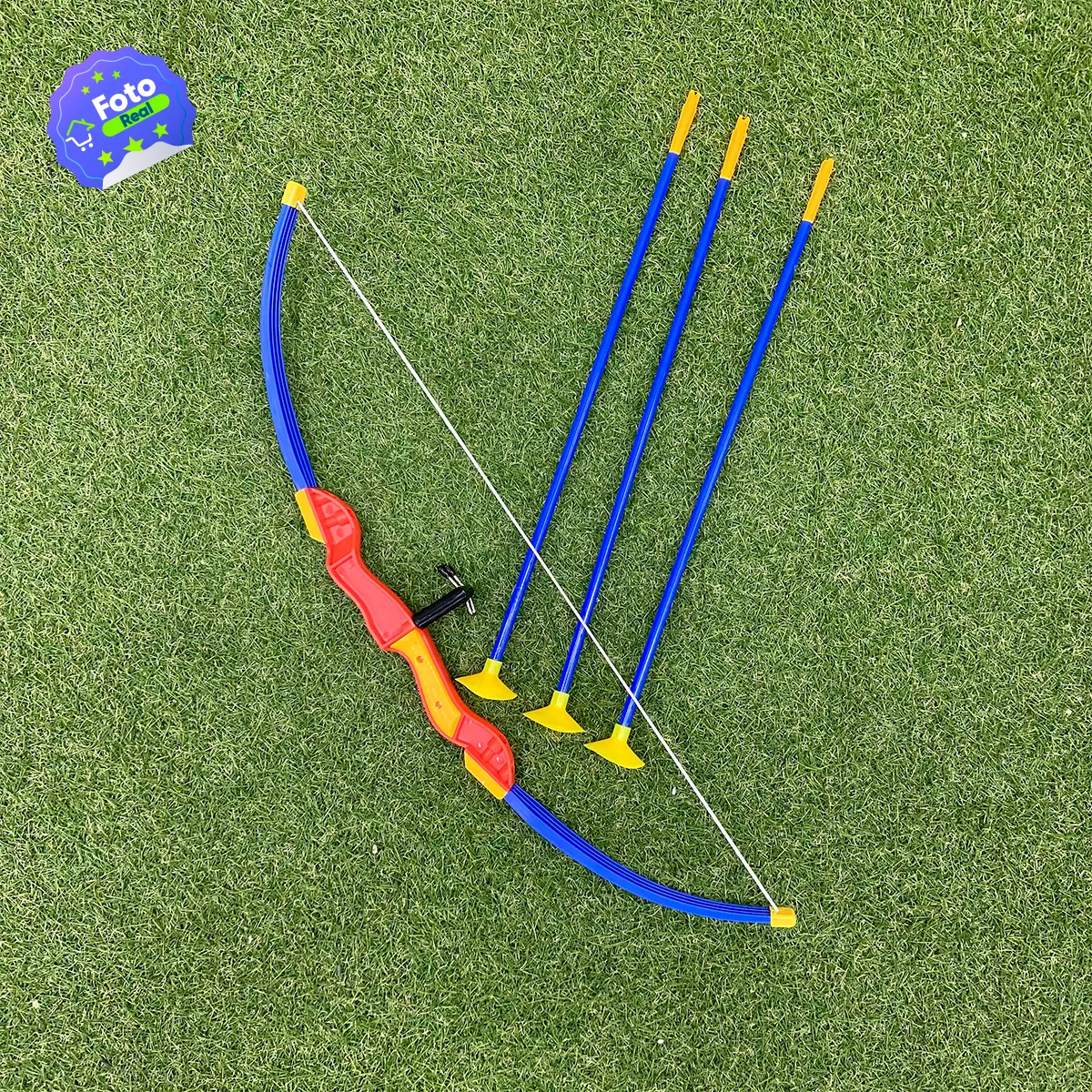 Juego de arco y flechas para niños sobre césped verde.