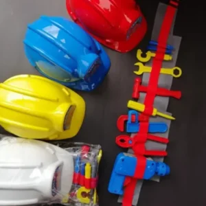 Set de herramientas de juguete con casco y cinturón colorido.