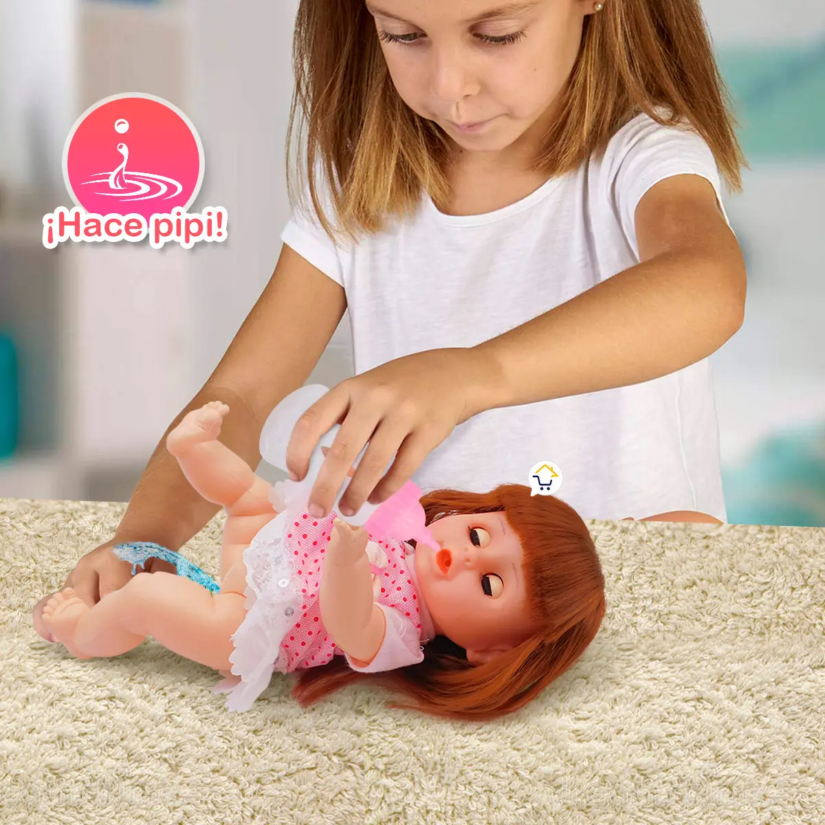 Niña jugando con muñeca que hace pipi, usando biberón.