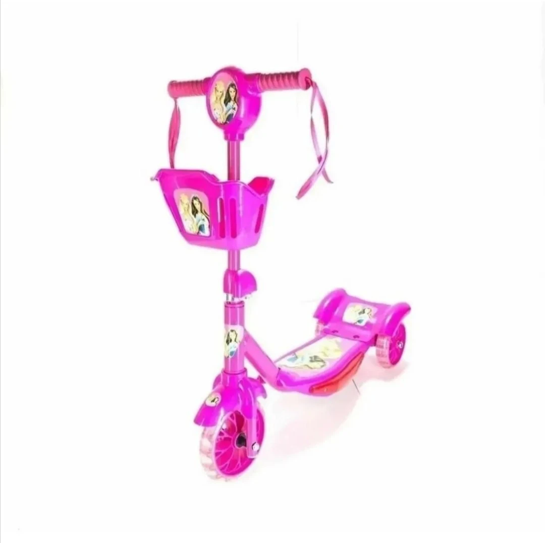 Patineta infantil rosa con cesta y decoraciones de personajes.