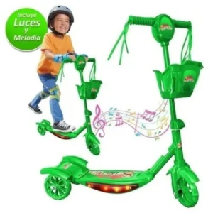 Niño disfrutando de un scooter verde con luces y melodía.