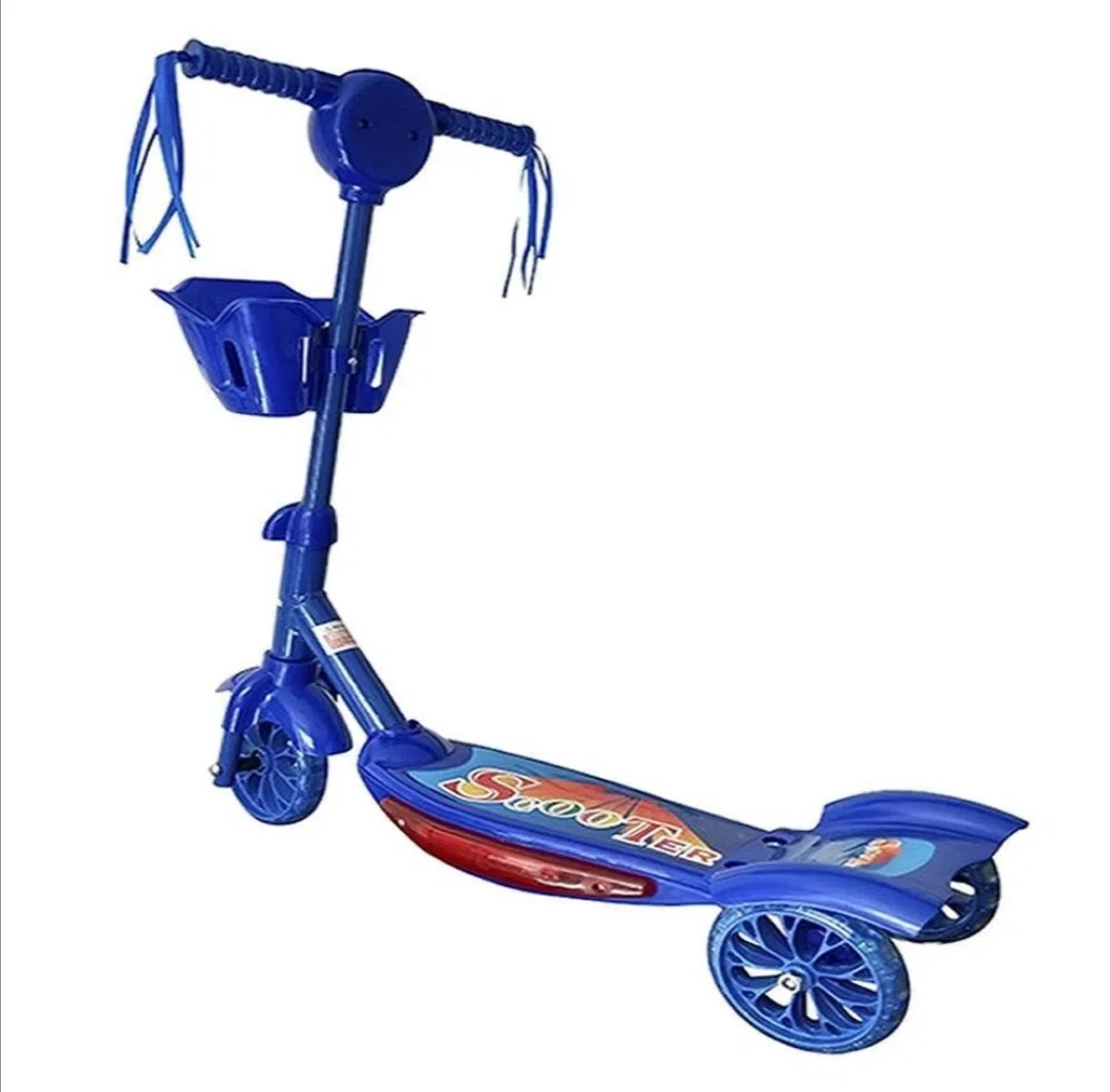 Patineta infantil azul con tres ruedas y canasta frontal.