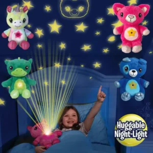 Niña en cama con peluches luminosos proyectando estrellas.