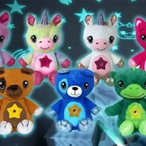 Peluches luminosos en forma de animales con estrellas brillantes en el pecho, rodeados de proyecciones de estrellas.
