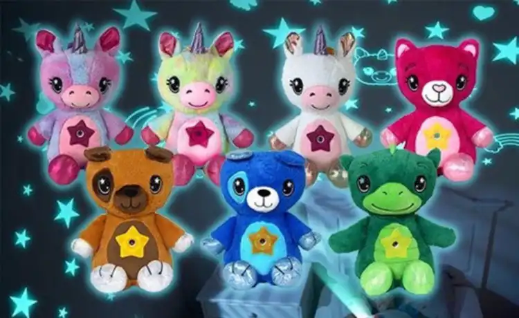 Peluches luminosos en forma de animales con estrellas brillantes en el pecho, rodeados de proyecciones de estrellas.
