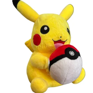 Peluche de Pikachu sosteniendo una Pokébola con una sonrisa.