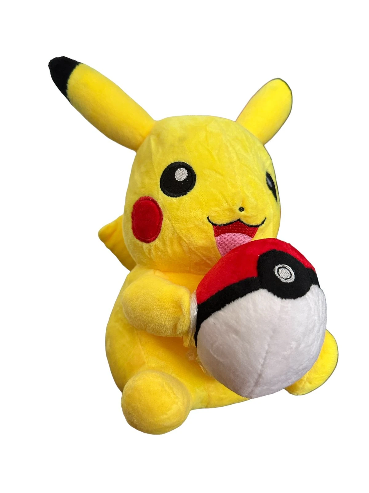 Peluche de Pikachu sosteniendo una Pokébola con una sonrisa.