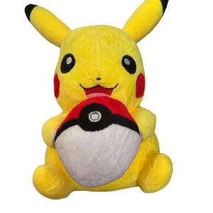 Peluche de Pikachu sosteniendo una Pokébola, sonriente.