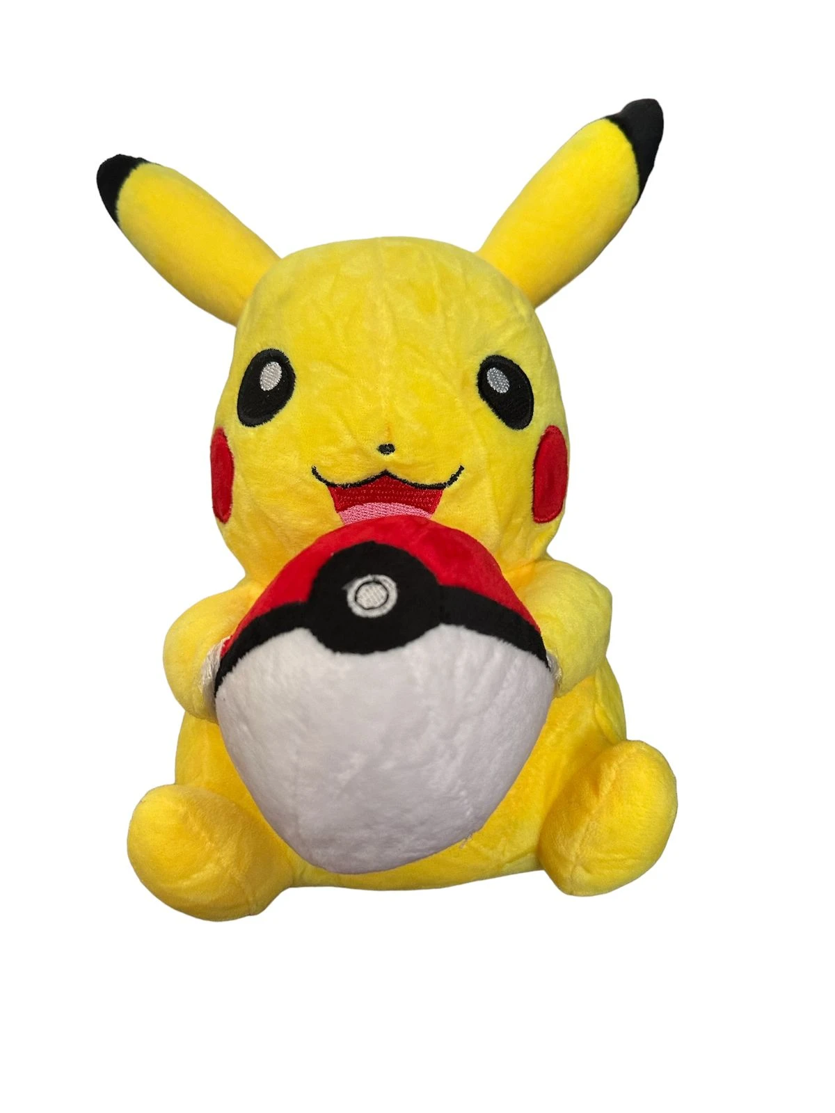 Peluche de Pikachu sosteniendo una Pokébola, sonriente.