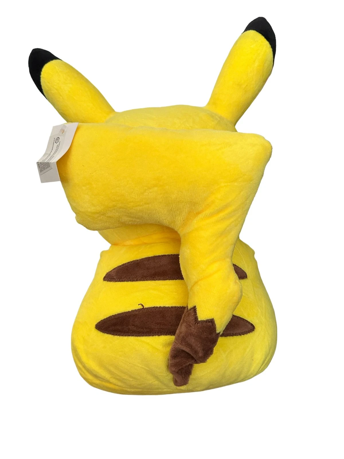 Peluche de Pikachu visto desde atrás con orejas amarillas.