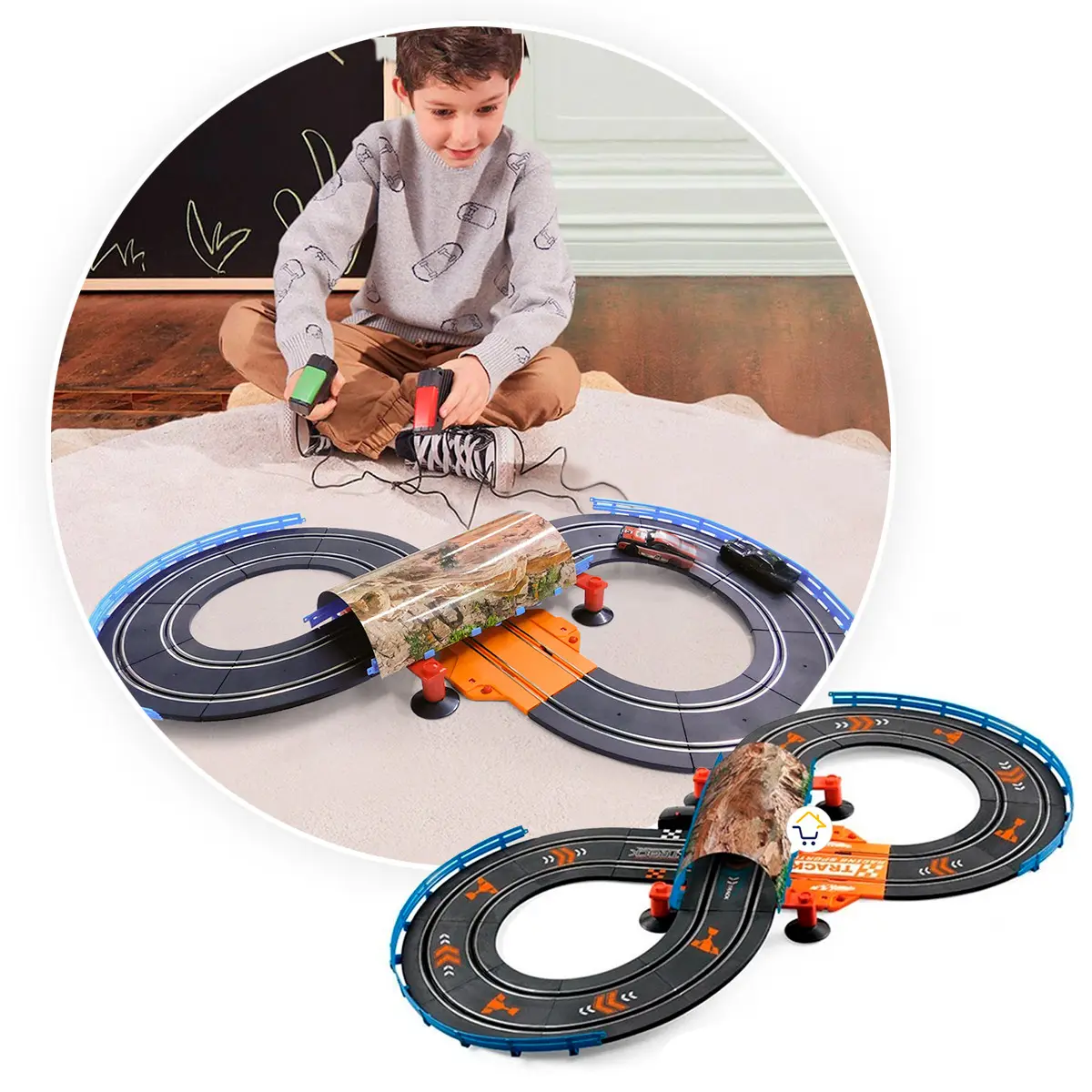 Niño jugando con pista de carreras armable y dos controles.