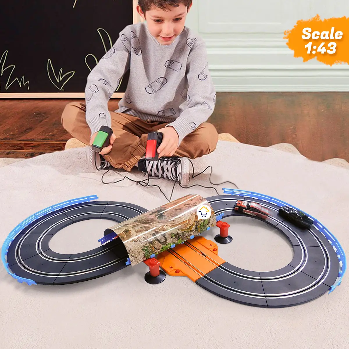 Niño jugando con pista de carreras armable y dos controles.