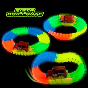 Pista de juguete brillante con auto rojo en circuito.