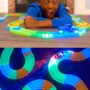 Niño emocionado observa un auto azul en pista luminosa.