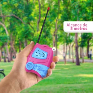 alternativo: Walkie talkie rosa y azul en mano con fondo de parque verde.