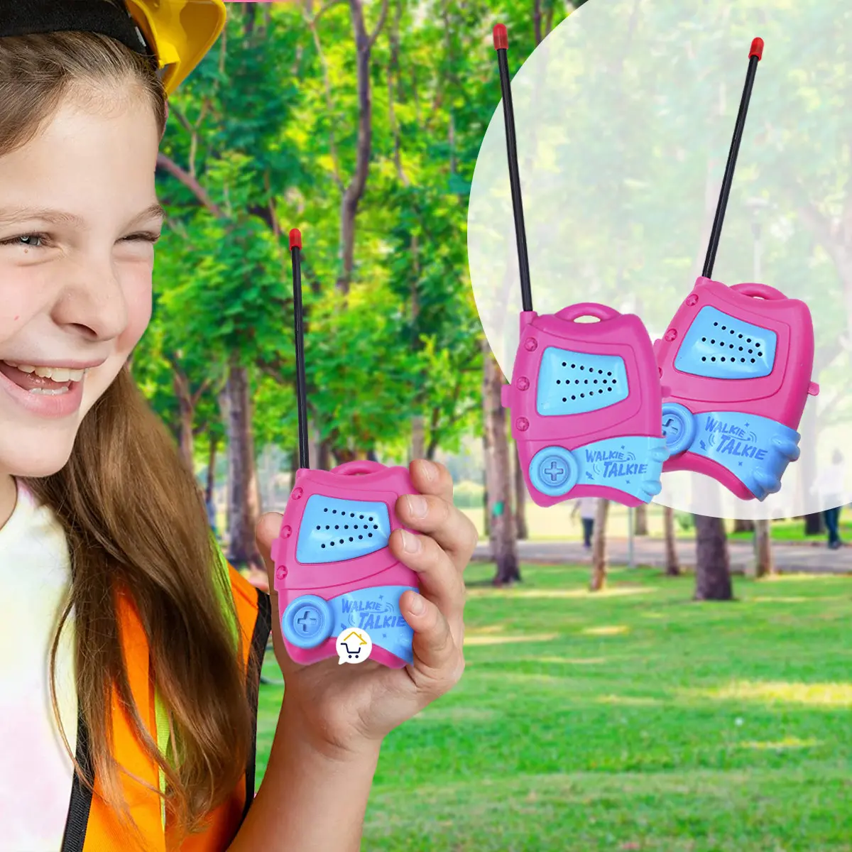 Niña jugando con walkie talkies rosados y azules en un parque.