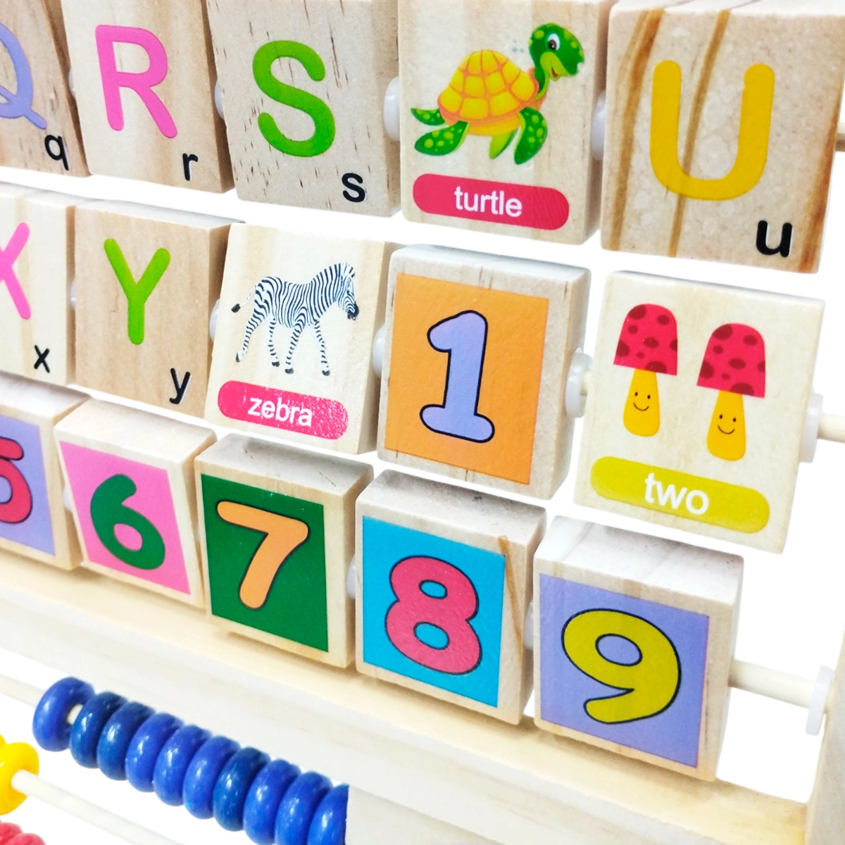 Tablero educativo con letras, números y dibujos coloridos.