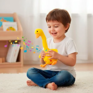 Niño sonriente sostiene un juguete de pato amarillo que emite notas musicales.