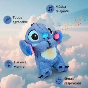 Peluche azul con luz en el vientre sobre fondo de nubes.