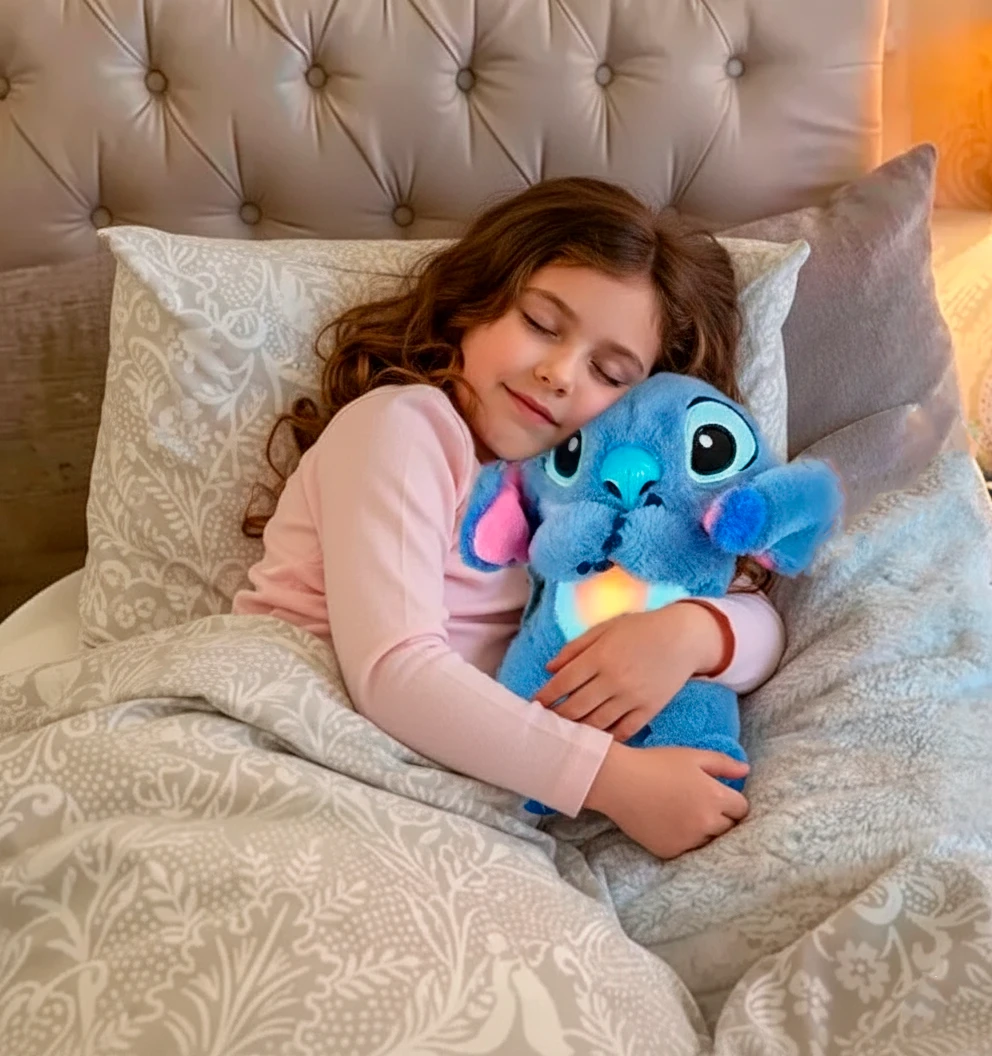 Niña durmiendo abrazada a un peluche azul que ilumina su barriga.