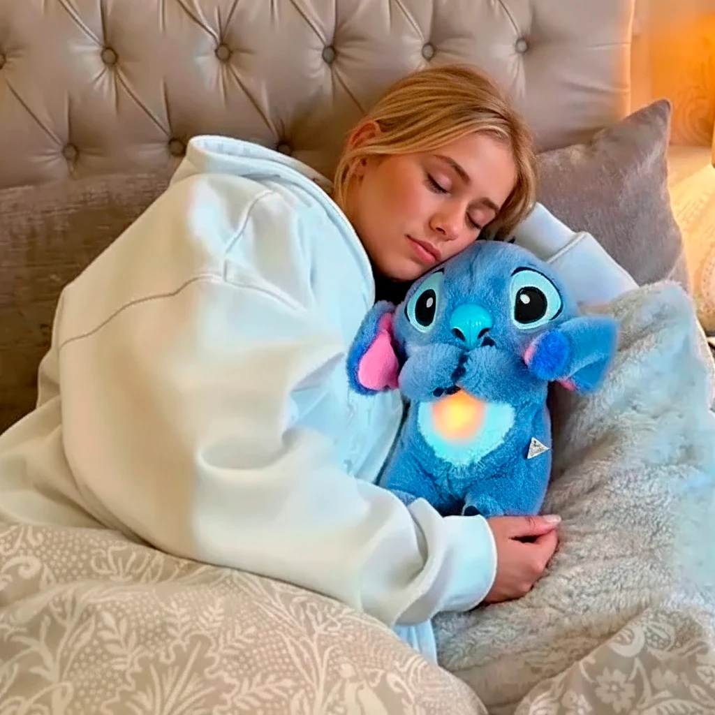 Persona durmiendo abrazada a un peluche azul con luz cálida.