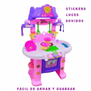 Cocina de juguete rosa y morada con utensilios y accesorios.