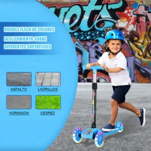 Niño en patineta scooter azul con casco frente a grafiti.