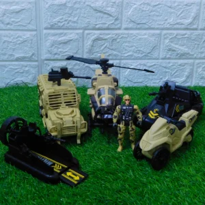 Set de vehículos militares de juguete en miniatura sobre césped.