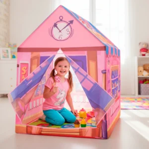 Niña jugando dentro de una tienda de campaña infantil rosada.