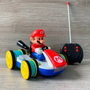 Carro de juguete de Mario Kart con control remoto sobre fondo de madera.
