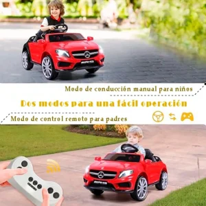 Niño conduciendo carro eléctrico Mercedes Benz rojo con control remoto.