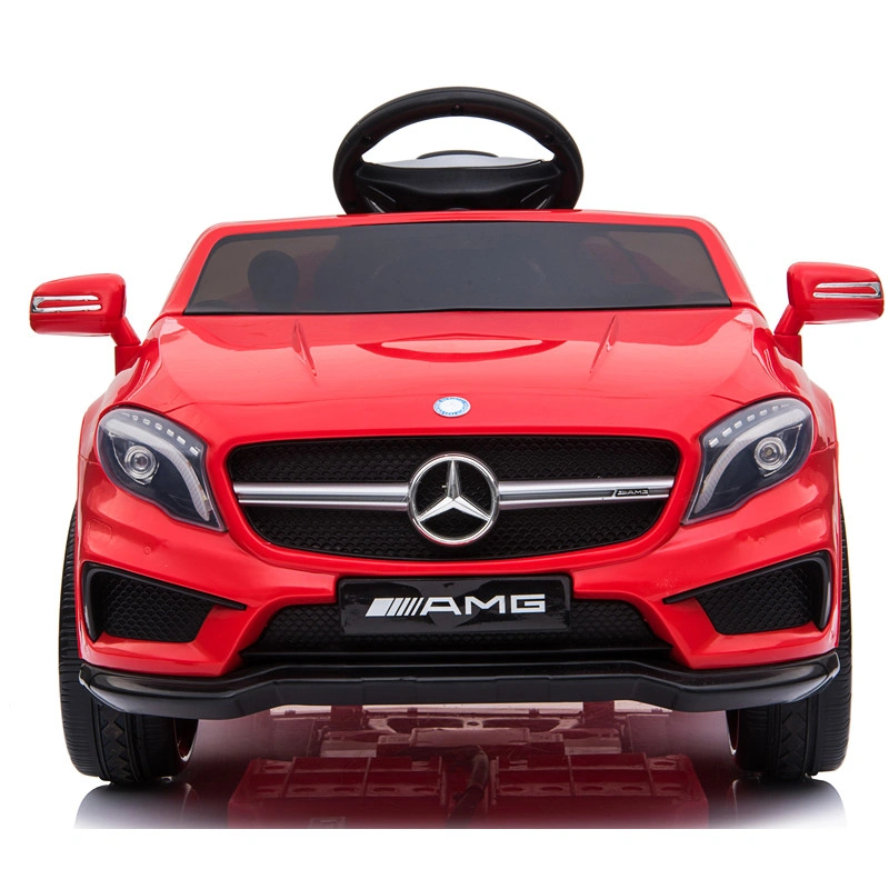 Vista trasera de un carro eléctrico montable rojo Mercedes Benz AMG.