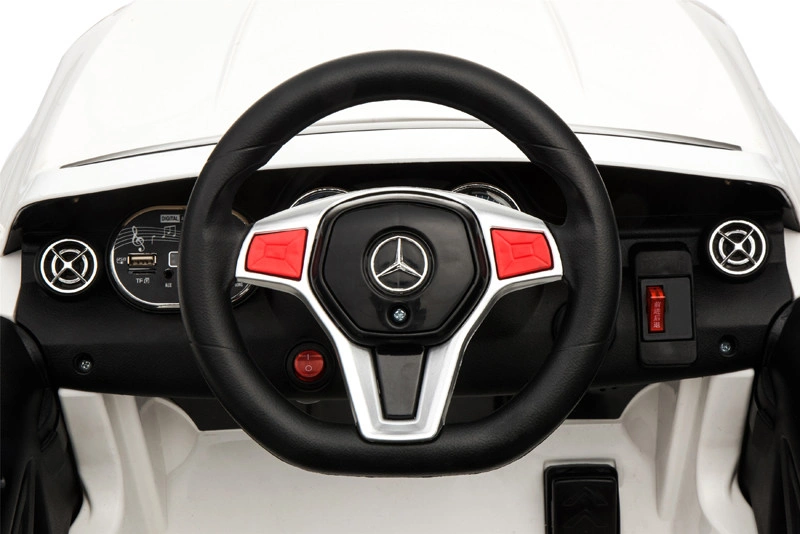 Carro eléctrico montable rojo Mercedes Benz con puertas abiertas.