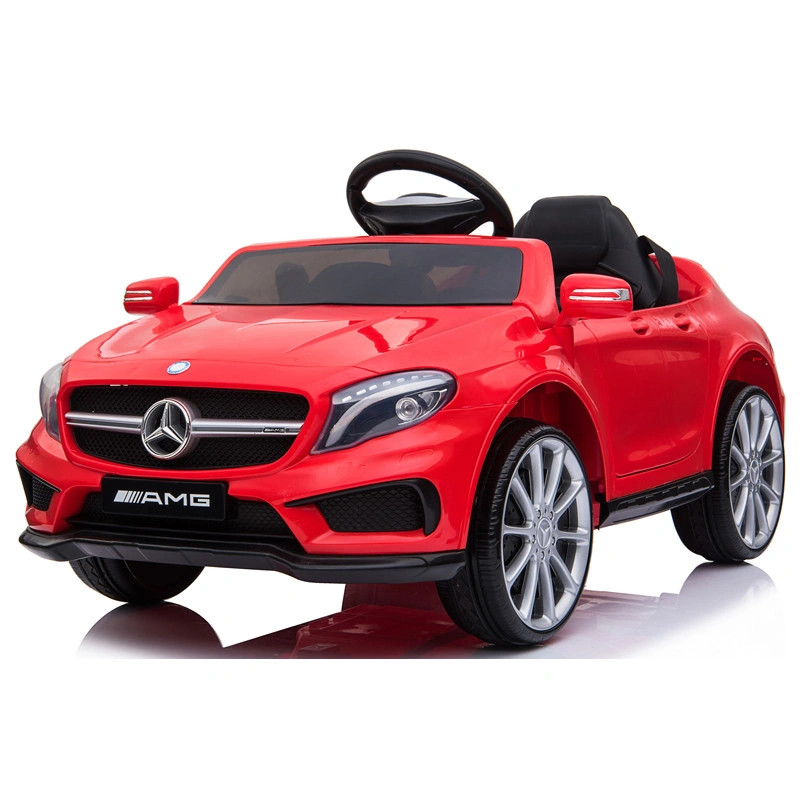 Carro eléctrico montable rojo Mercedes Benz con puertas abiertas.